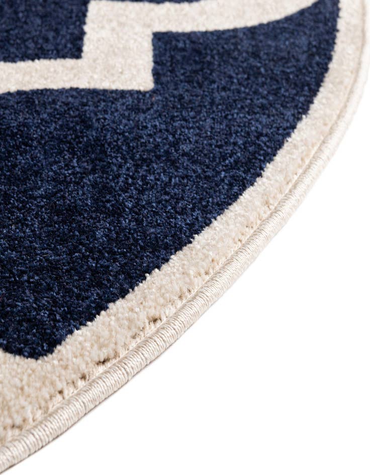 Detail image of  7' 10 x 7' 10 Lattice Round Rug