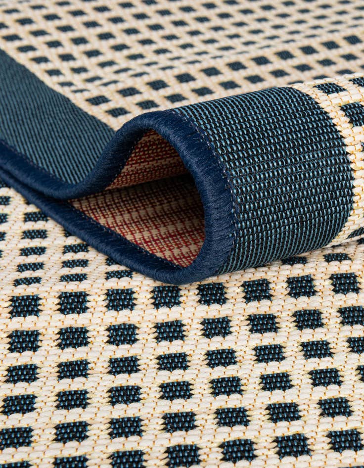 Detail image of  7' 10 x 7' 10  Washable Border Indoor / Outdoor Round Rug