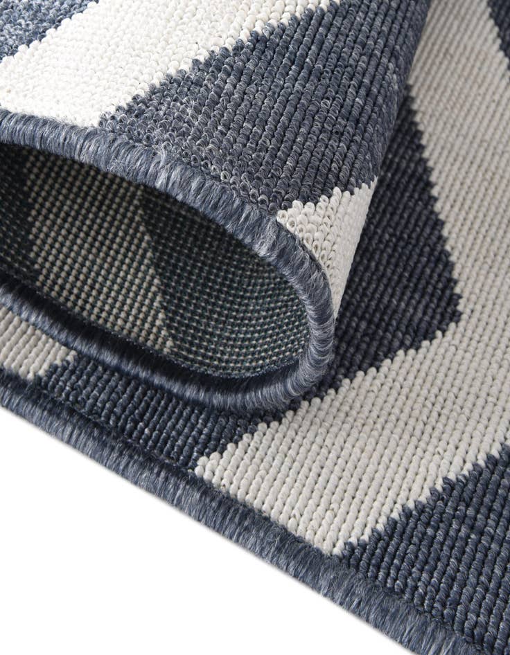 Detail image of  7' x 7'  Washable Coastal Indoor / Outdoor Round Rug