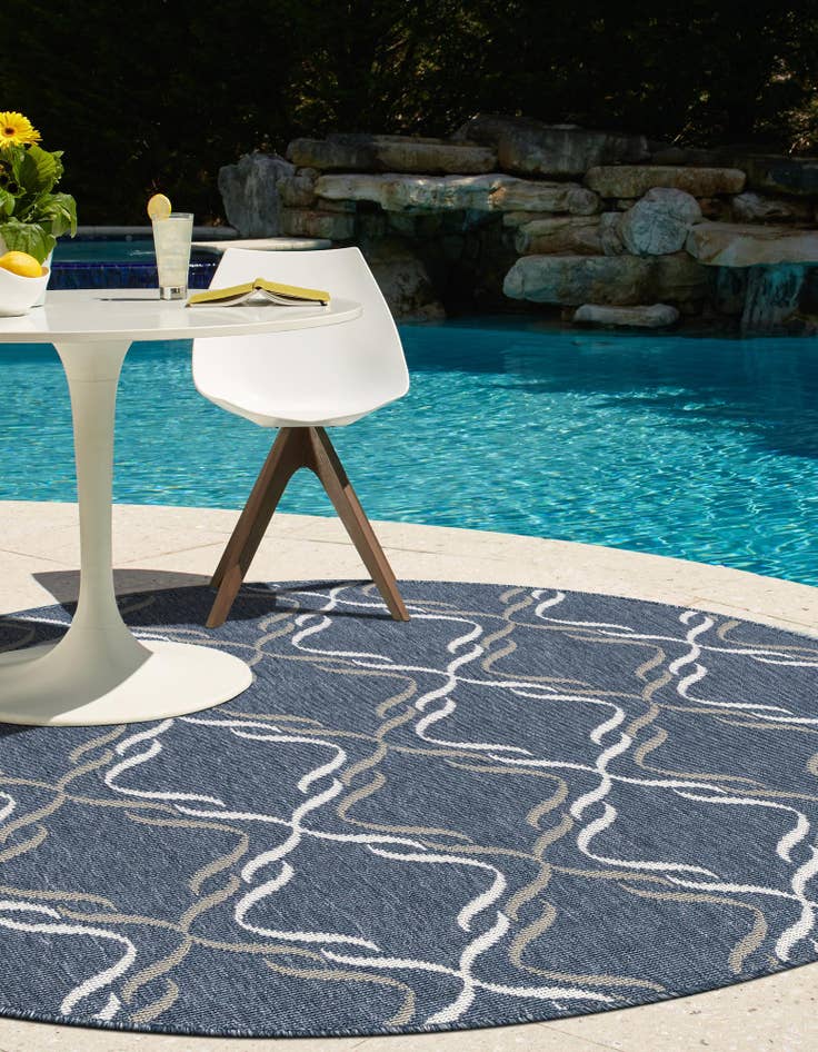 Detail image of  7' x 7'  Washable Lattice Indoor / Outdoor Round Rug