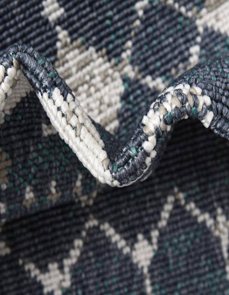 Detail image of  7' x 7'  Washable Lattice Indoor / Outdoor Round Rug