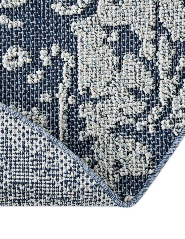 Detail image of  3' 1 x 3' 1  Washable Traditional Indoor / Outdoor Round Rug