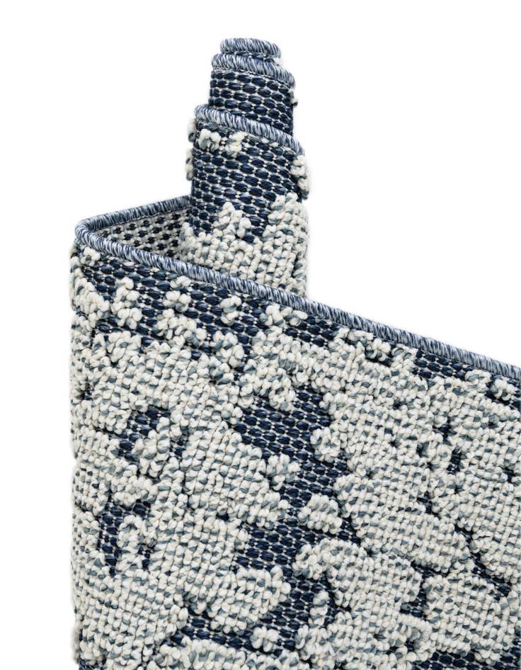 Detail image of  3' 1 x 3' 1  Washable Traditional Indoor / Outdoor Round Rug