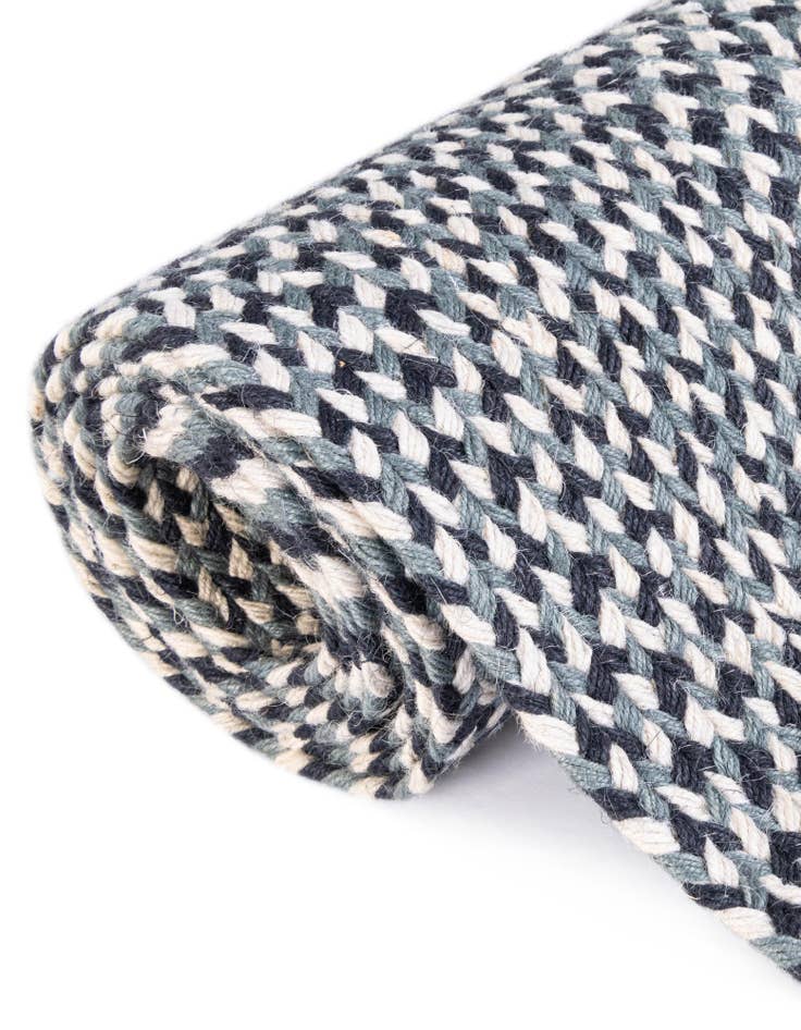 Detail image of  5' 1 x 5' 1  Hand Tweed Braided Jute Round Rug