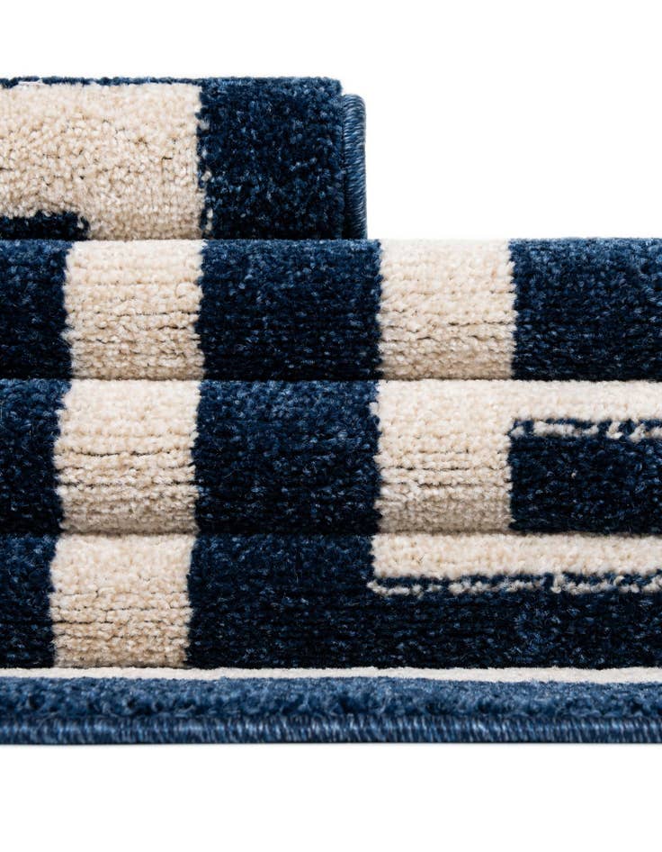 Detail image of  2' 7 x 10' Hera Runner Rug