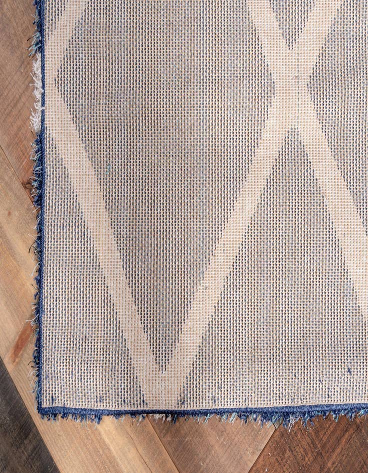 Detail image of 2' 7 x 10' Luxury Trellis Shag Runner Rug