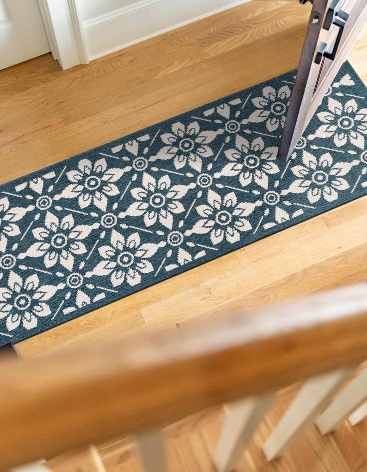 Detail image of  2' 7 x 10'  Washable Lattice Indoor / Outdoor Runner Rug