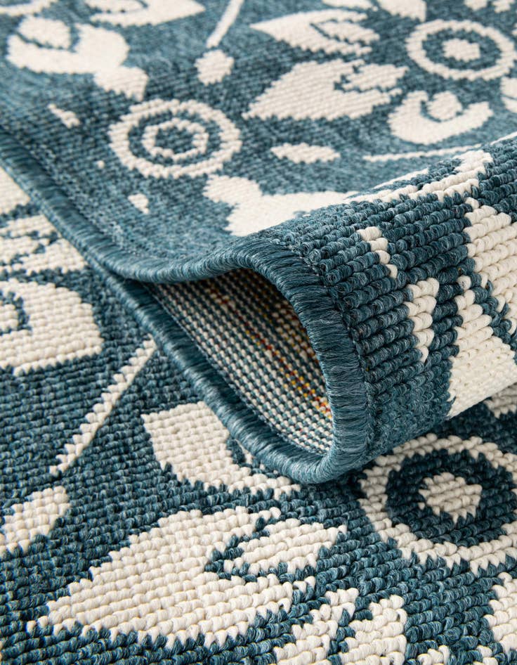 Detail image of  2' x 5'  Washable Lattice Indoor / Outdoor Runner Rug