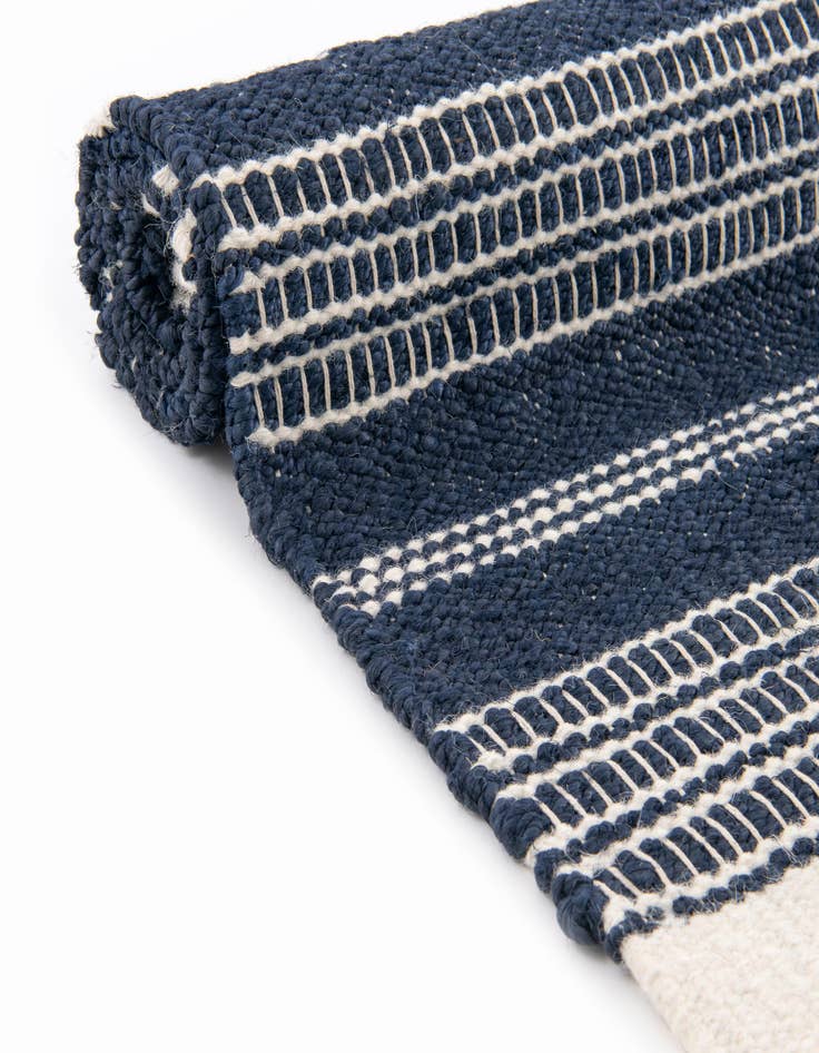 Detail image of  10' x 10'  Hand Woven Lariat Square Rug