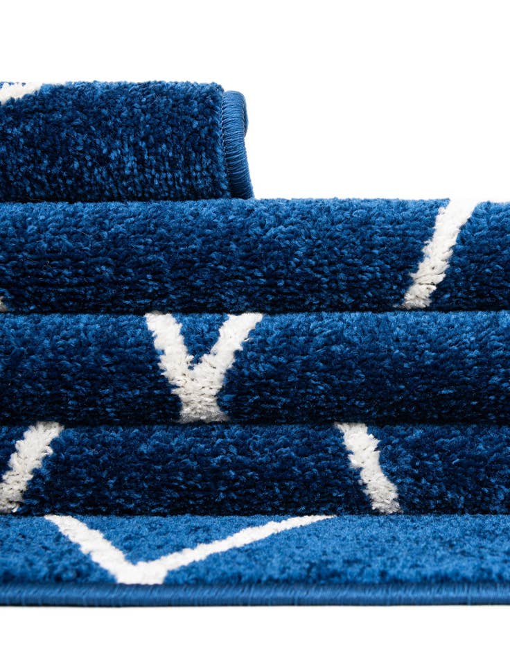 Detail image of  7' 10 x 7' 10 Lattice Frieze Square Rug