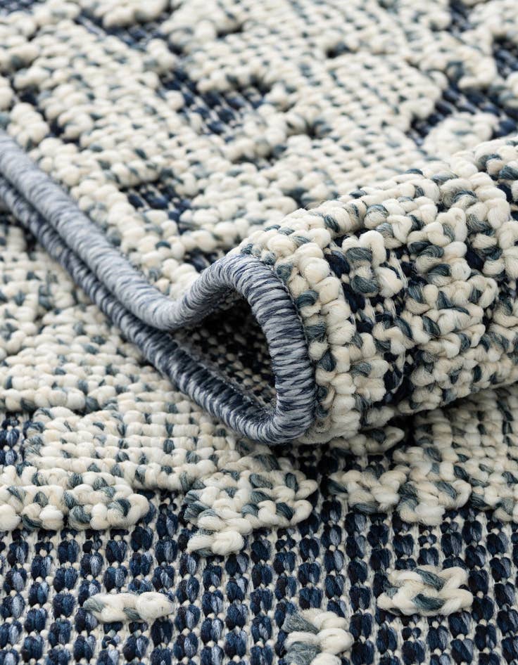 Detail image of  7' 10 x 7' 10  Washable Traditional Indoor / Outdoor Square Rug