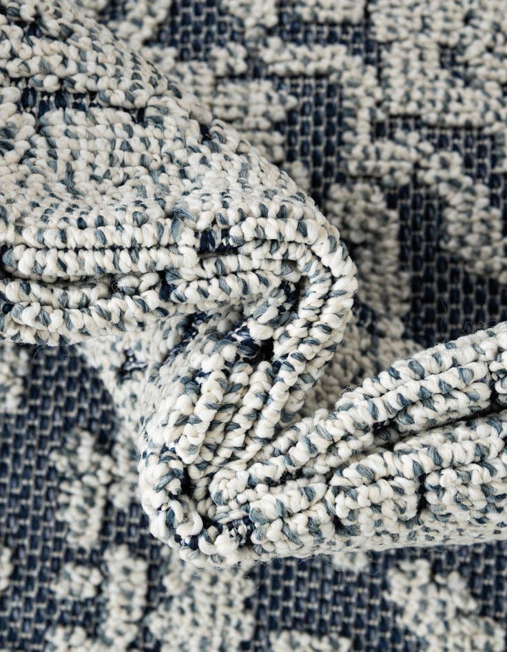 Detail image of  7' 10 x 7' 10  Washable Traditional Indoor / Outdoor Square Rug