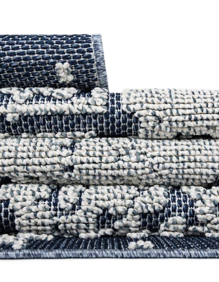 Detail image of  7' 10 x 7' 10  Washable Traditional Indoor / Outdoor Square Rug