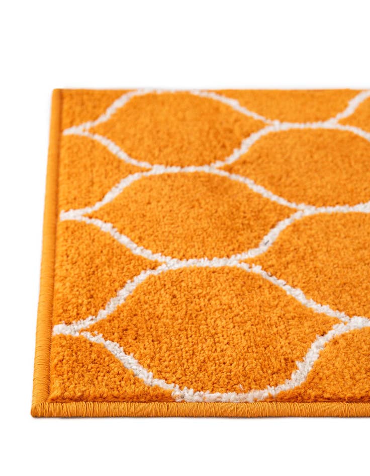 Detail image of  2' x 6' Lattice Frieze Runner Rug