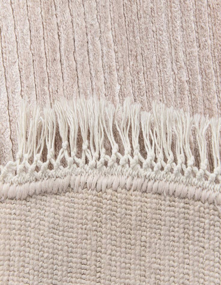 Detail image of  6' 7 x 6' 7  Hand Knotted Darya Wool Round Rug