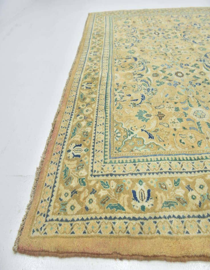 Detail image of 9' 9 x 13' 2 Mahal Wool Rug