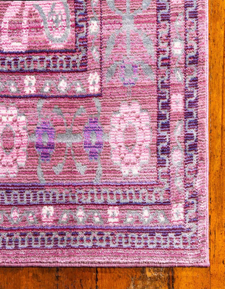 Detail image of  2' 7 x 10' Alexis Runner Rug