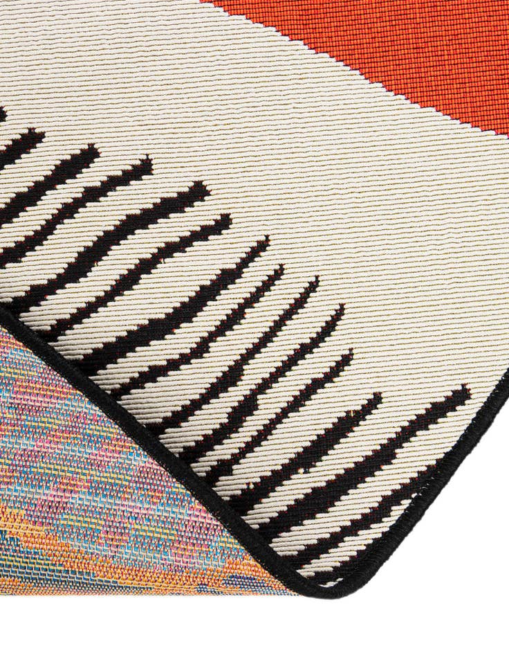 Detail image of  5' x 5'  Washable Modern Indoor / Outdoor Round Rug