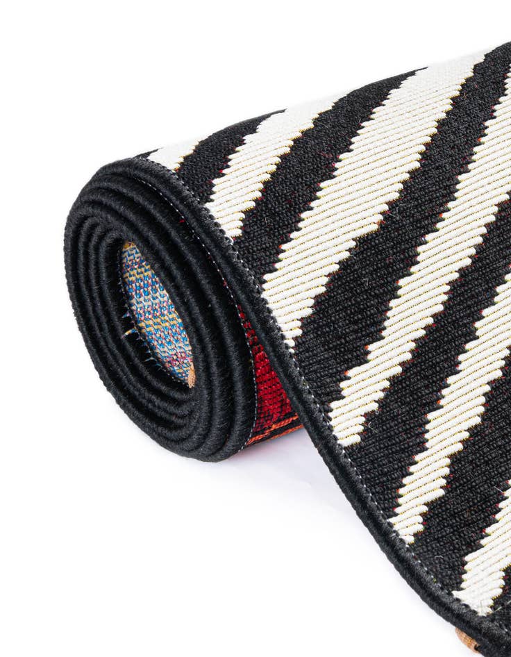 Detail image of  5' x 5'  Washable Modern Indoor / Outdoor Round Rug