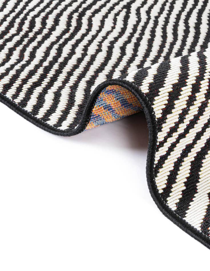 Detail image of  8' x 8'  Washable Modern Indoor / Outdoor Square Rug