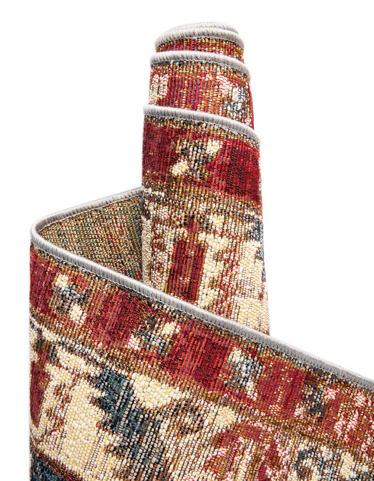 Detail image of  7' 10 x 7' 10  Washable Traditional Indoor / Outdoor Round Rug