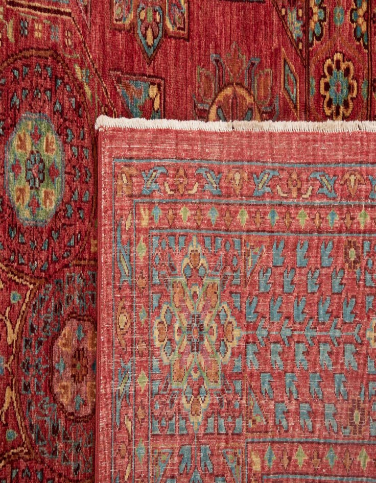 Detail image of  6' 7 x 9' 10 Amina Wool Rug