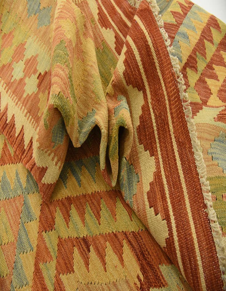 Detail image of  4' 2 x 5' 9  Hand Woven Kilim Waziri Wool Rug