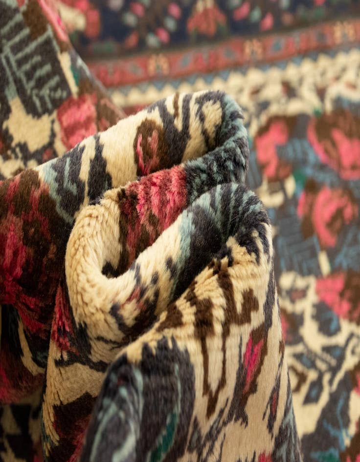 Detail image of  6' 4 x 9' 7  Hand Knotted Sarough Persian Wool Rug