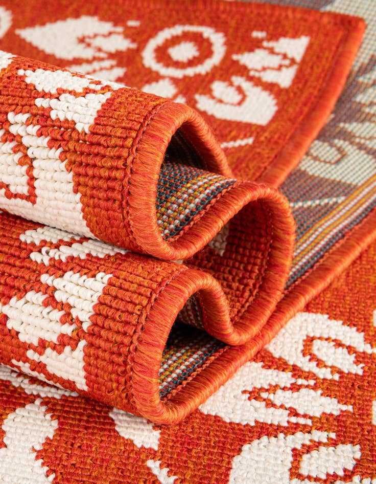 Detail image of  7' 10 x 7' 10  Washable Lattice Indoor / Outdoor Square Rug