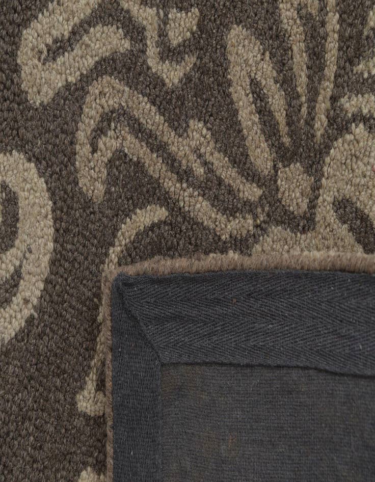 Detail image of  5' x 8' Agra Wool Rug