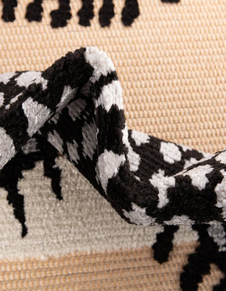 Detail image of  5' 3 x 7' 7  Washable  Indoor / Outdoor Rug