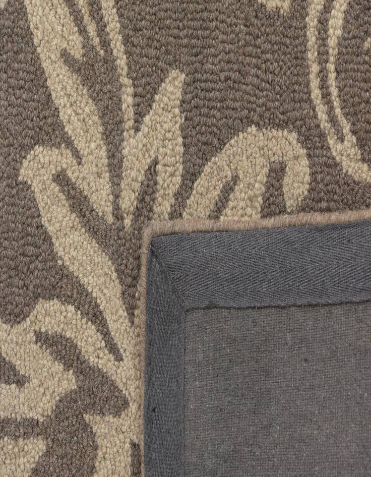 Detail image of  5' 1 x 8' Agra Wool Rug