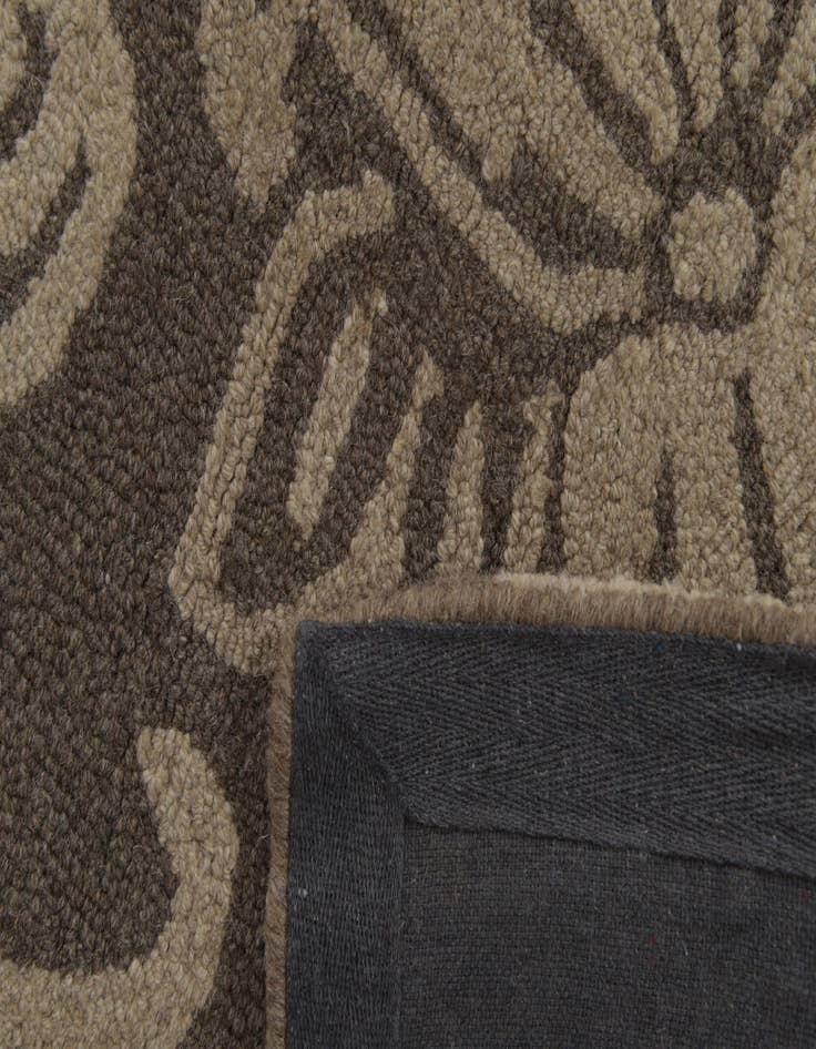 Detail image of  5' x 7' 10 Agra Wool Rug
