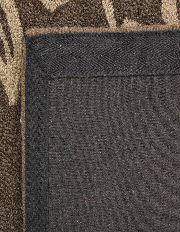 Detail image of  5' 1 x 8' Agra Wool Rug