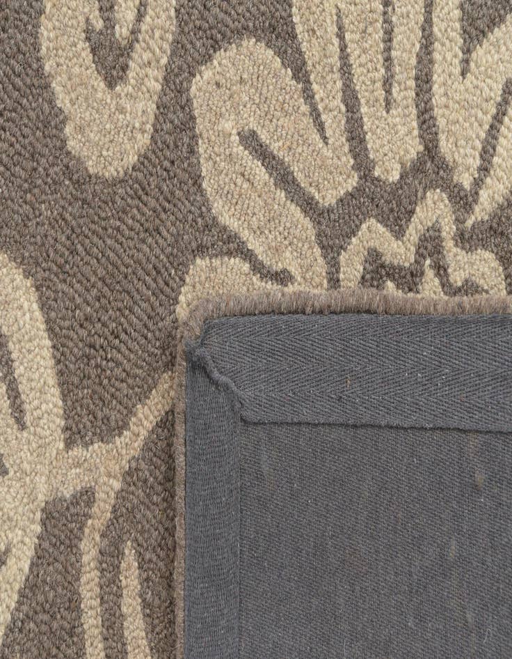 Detail image of  5' x 8' Agra Wool Rug