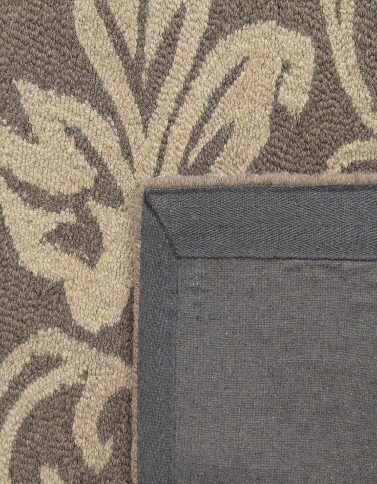 Detail image of  5' 1 x 8' Agra Wool Rug