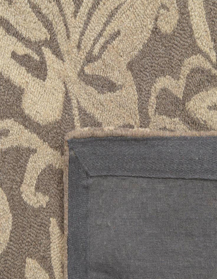 Detail image of  5' x 8' Agra Wool Rug