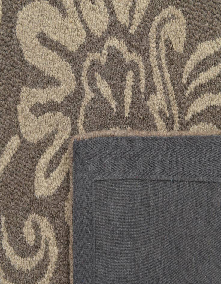 Detail image of  5' 1 x 8' Agra Wool Rug