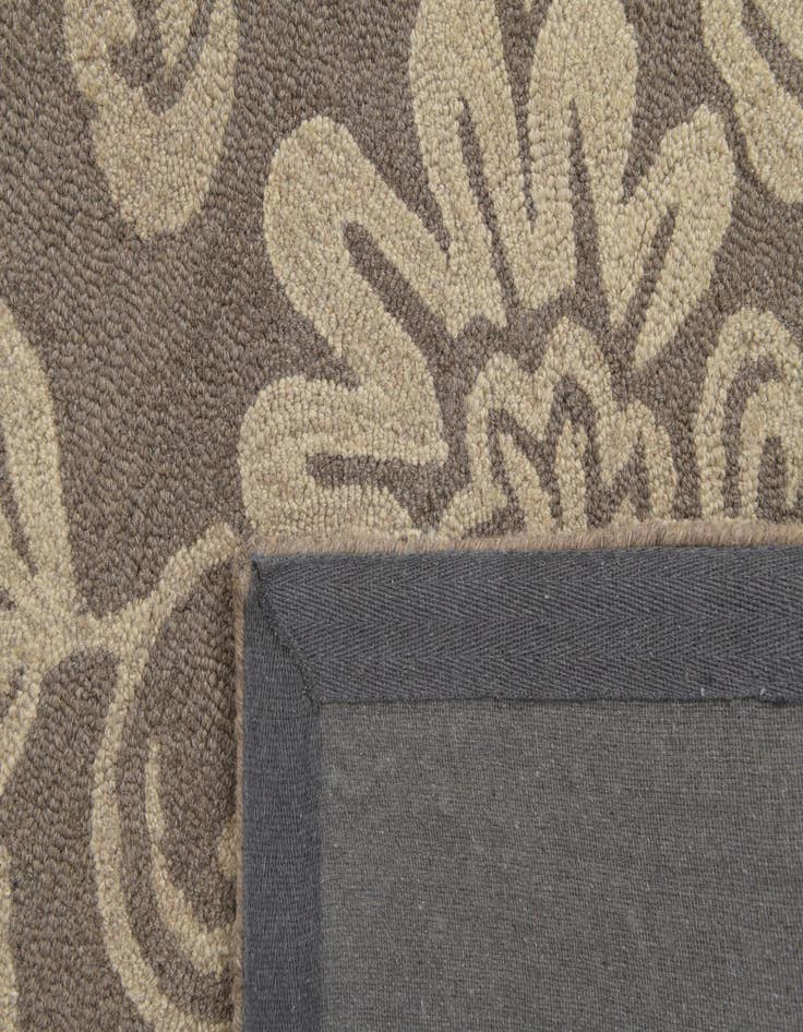 Detail image of  5' x 8' Agra Wool Rug