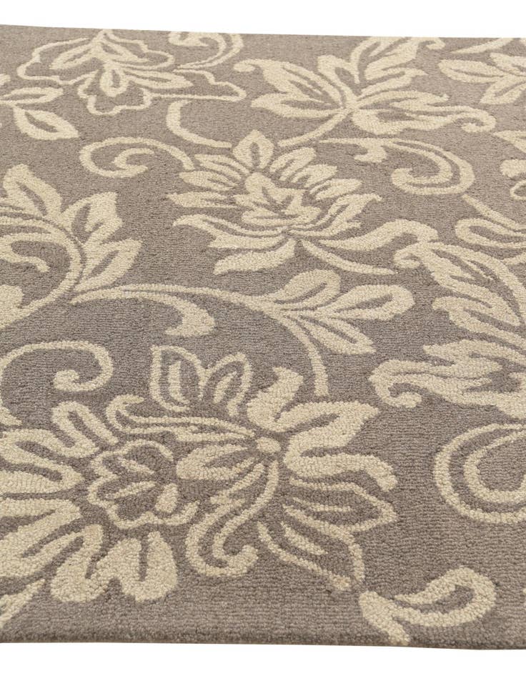 Detail image of  5' 1 x 8' Agra Wool Rug
