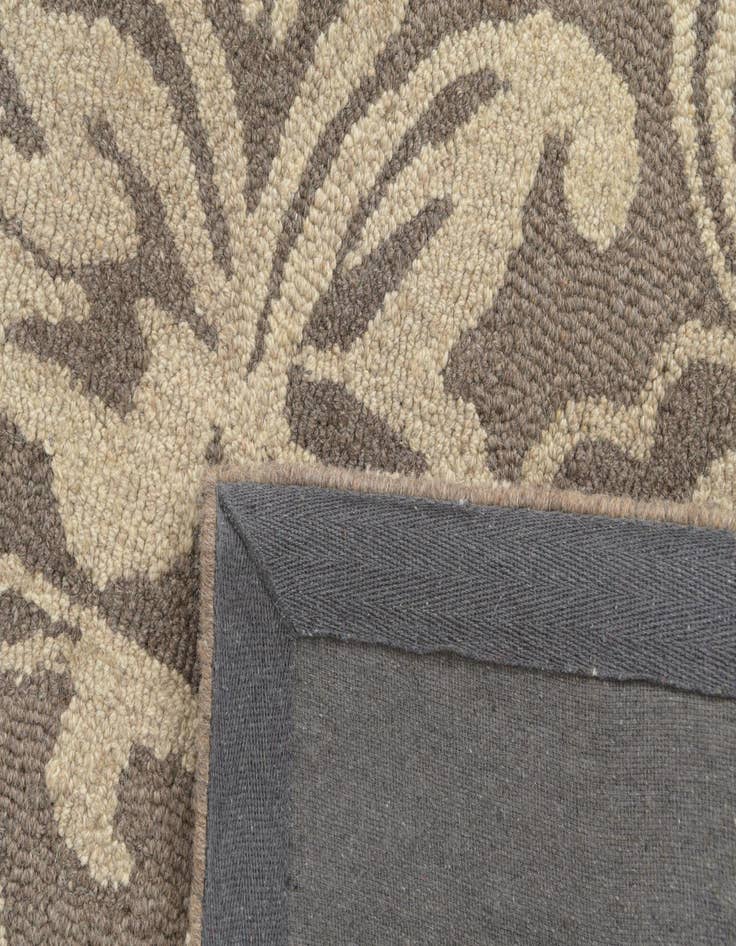 Detail image of  5' 1 x 8' Agra Wool Rug