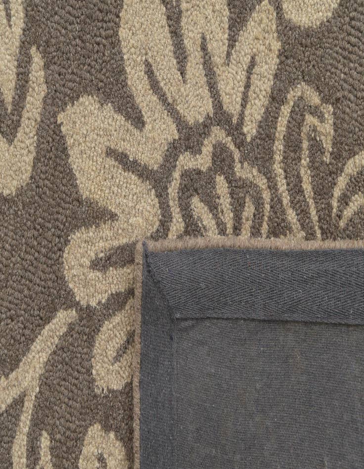 Detail image of  5' 1 x 8' Agra Wool Rug