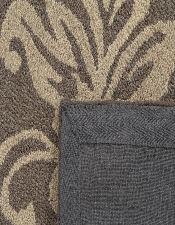 Detail image of  5' 1 x 8' Agra Wool Rug