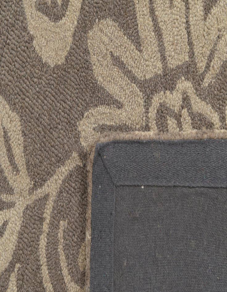 Detail image of  5' x 8' Agra Wool Rug
