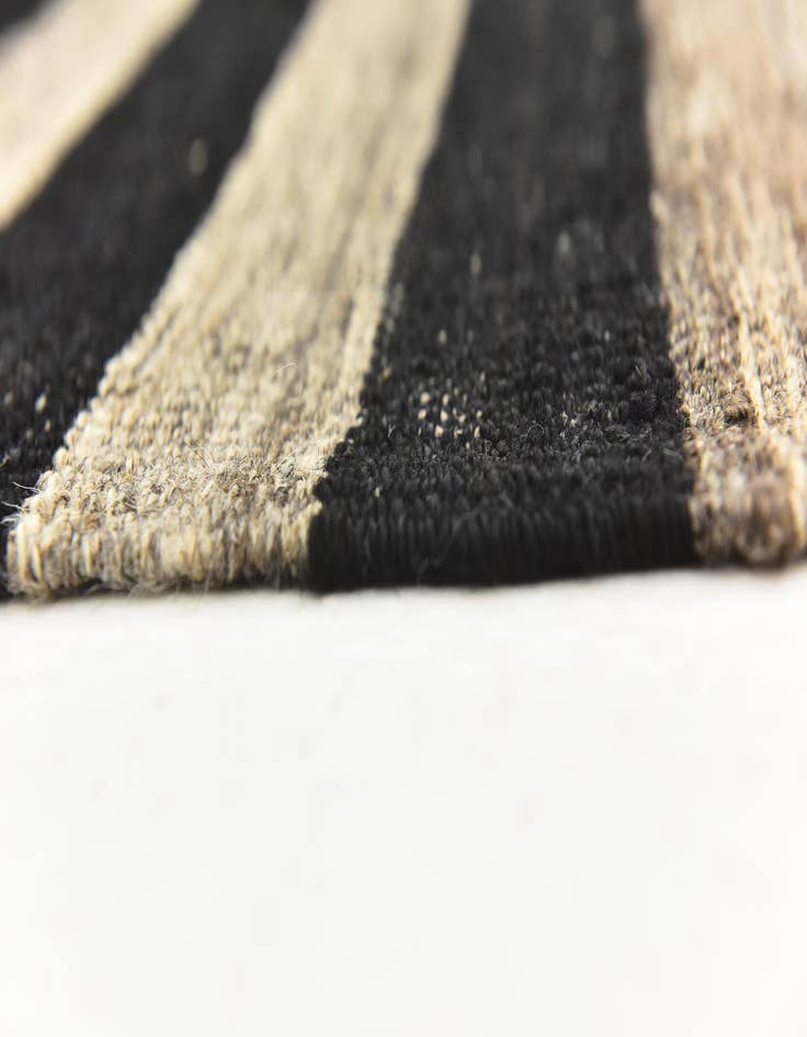 Detail image of  4' 4 x 5' 6  Hand Woven Kilim Modern Wool Rug