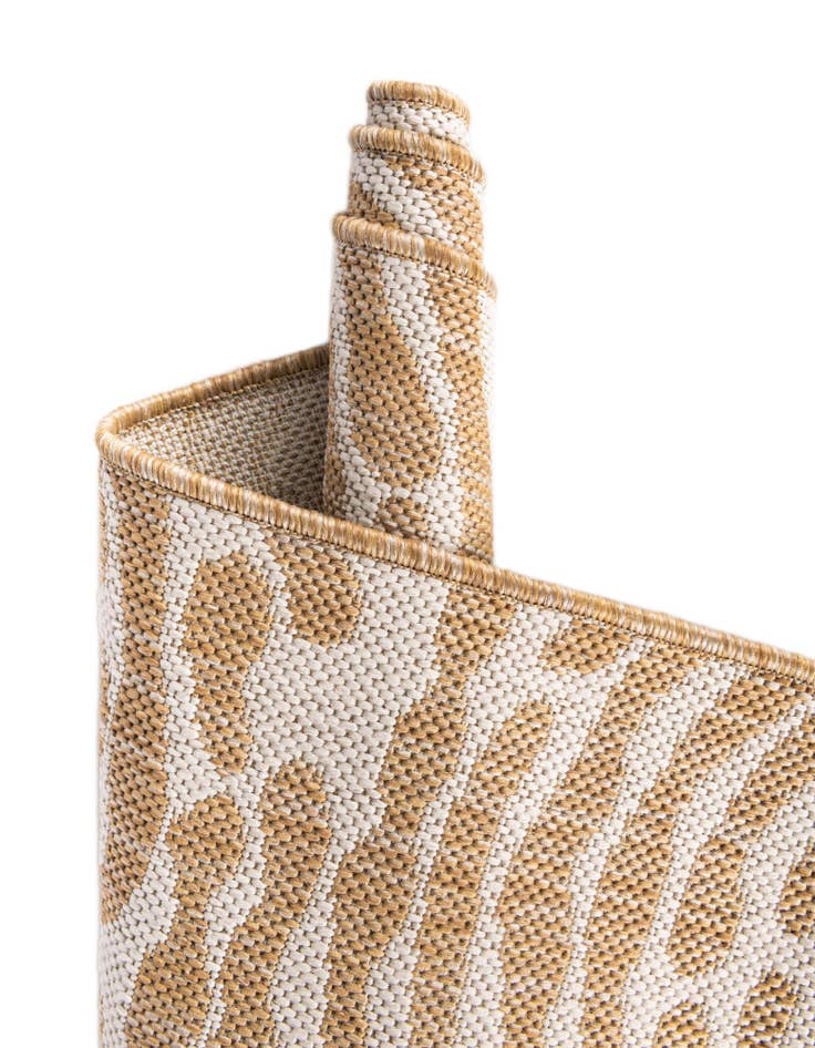 Detail image of  7' 10 x 7' 10  Washable Modern Indoor / Outdoor Square Rug