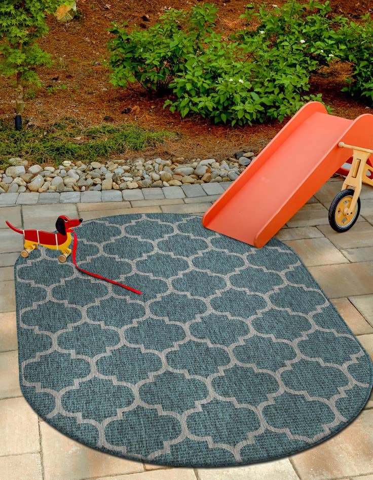 Detail image of  5' 3 x 8'  Washable Lattice Indoor / Outdoor Oval Rug
