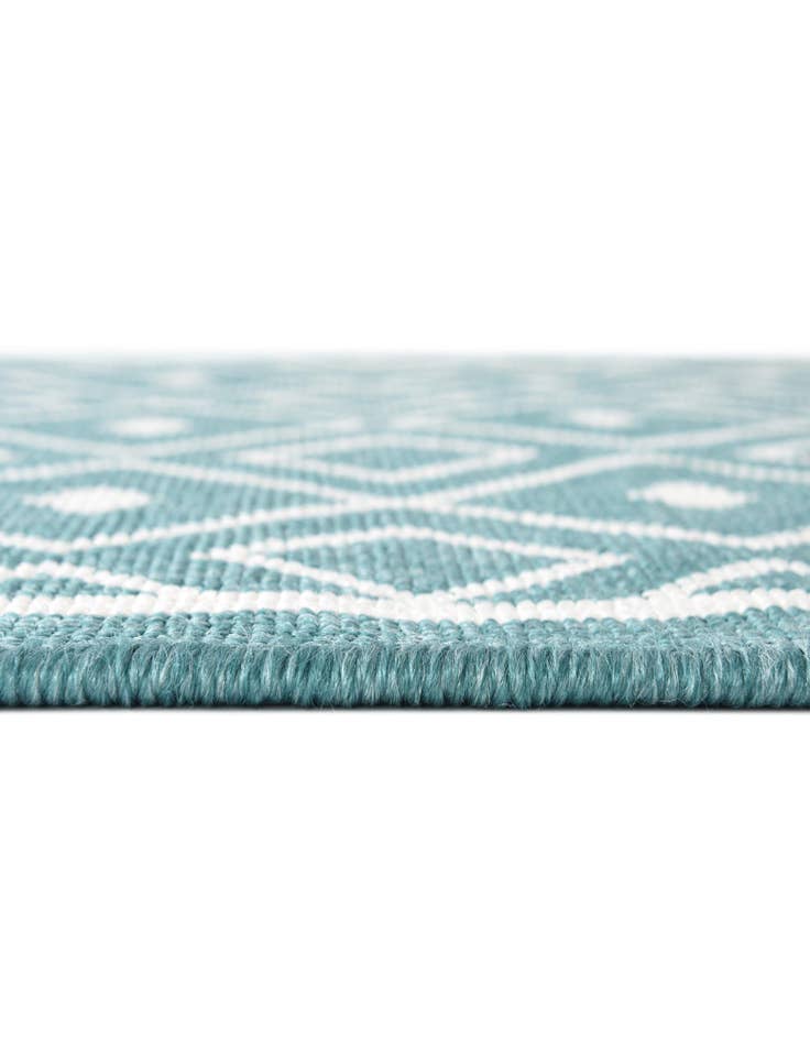 Detail image of  7' 10 x 10'  Washable Lattice Indoor / Outdoor Oval Rug