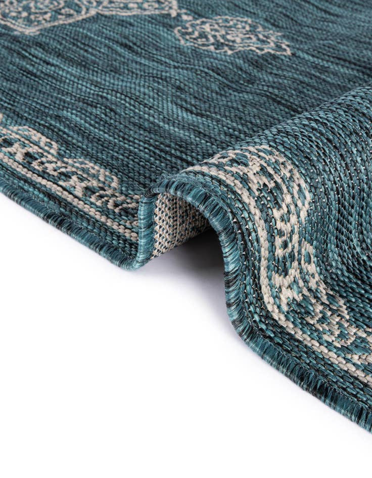 Detail image of  9' x 12'  Washable Traditional Indoor / Outdoor Rug