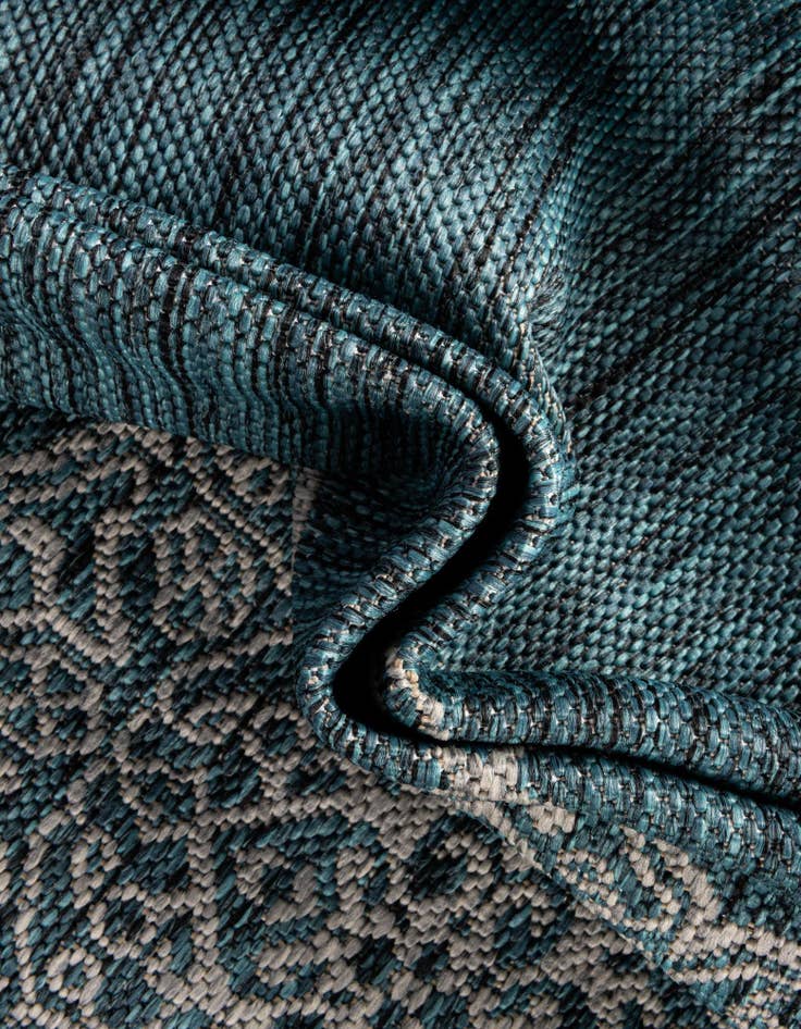 Detail image of  4' x 4'  Washable Traditional Indoor / Outdoor Round Rug